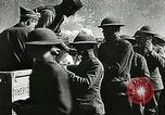 Standbild Rote Kreuz bietet Zigaretten an Soldaten viel Maisson Frankreich, 1918, aus Sekunde 57 historischem Filmmaterial Videoclip 65675023652
