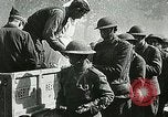 Standbild Rote Kreuz bietet Zigaretten an Soldaten viel Maisson Frankreich, 1918, aus Sekunde 58 historischem Filmmaterial Videoclip 65675023652