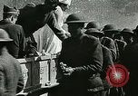 Standbild Rote Kreuz bietet Zigaretten an Soldaten viel Maisson Frankreich, 1918, aus Sekunde 59 historischem Filmmaterial Videoclip 65675023652