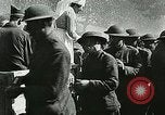 Standbild Rote Kreuz bietet Zigaretten an Soldaten viel Maisson Frankreich, 1918, aus Sekunde 60 historischem Filmmaterial Videoclip 65675023652