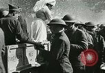 Standbild Rote Kreuz bietet Zigaretten an Soldaten viel Maisson Frankreich, 1918, aus Sekunde 61 historischem Filmmaterial Videoclip 65675023652