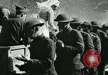Standbild Rote Kreuz bietet Zigaretten an Soldaten viel Maisson Frankreich, 1918, aus Sekunde 62 historischem Filmmaterial Videoclip 65675023652