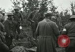 Standbild Rote Kreuz Aktivisten Krankenschwester US-Soldaten Fleville Chatel Frankreich, 1918, aus Sekunde 42 historischem Filmmaterial Videoclip 65675023653