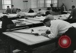 Standbild Zeichner arbeiten Pasadena California USA, 1958, aus Sekunde 20 historischem Filmmaterial Videoclip 65675023668