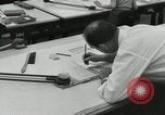 Standbild Zeichner arbeiten Pasadena California USA, 1958, aus Sekunde 26 historischem Filmmaterial Videoclip 65675023668