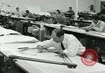 Standbild Zeichner arbeiten Pasadena California USA, 1958, aus Sekunde 59 historischem Filmmaterial Videoclip 65675023668