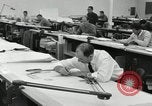 Standbild Zeichner arbeiten Pasadena California USA, 1958, aus Sekunde 61 historischem Filmmaterial Videoclip 65675023668