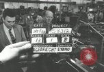 Standbild Machinist Drehmaschinen Glasfaser Pasadena California USA, 1958, aus Sekunde 4 historischem Filmmaterial Videoclip 65675023669