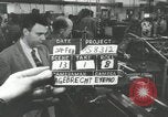 Standbild Machinist Drehmaschinen Glasfaser Pasadena California USA, 1958, aus Sekunde 5 historischem Filmmaterial Videoclip 65675023669