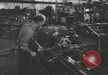 Standbild Machinist Drehmaschinen Glasfaser Pasadena California USA, 1958, aus Sekunde 6 historischem Filmmaterial Videoclip 65675023669