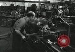 Standbild Machinist Drehmaschinen Glasfaser Pasadena California USA, 1958, aus Sekunde 8 historischem Filmmaterial Videoclip 65675023669