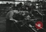Standbild Machinist Drehmaschinen Glasfaser Pasadena California USA, 1958, aus Sekunde 12 historischem Filmmaterial Videoclip 65675023669