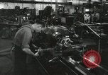 Standbild Machinist Drehmaschinen Glasfaser Pasadena California USA, 1958, aus Sekunde 13 historischem Filmmaterial Videoclip 65675023669
