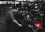 Standbild Machinist Drehmaschinen Glasfaser Pasadena California USA, 1958, aus Sekunde 16 historischem Filmmaterial Videoclip 65675023669