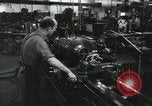 Standbild Machinist Drehmaschinen Glasfaser Pasadena California USA, 1958, aus Sekunde 17 historischem Filmmaterial Videoclip 65675023669