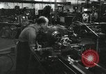 Standbild Machinist Drehmaschinen Glasfaser Pasadena California USA, 1958, aus Sekunde 19 historischem Filmmaterial Videoclip 65675023669