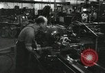 Standbild Machinist Drehmaschinen Glasfaser Pasadena California USA, 1958, aus Sekunde 20 historischem Filmmaterial Videoclip 65675023669