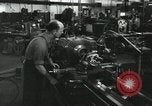 Standbild Machinist Drehmaschinen Glasfaser Pasadena California USA, 1958, aus Sekunde 21 historischem Filmmaterial Videoclip 65675023669