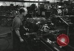 Standbild Machinist Drehmaschinen Glasfaser Pasadena California USA, 1958, aus Sekunde 22 historischem Filmmaterial Videoclip 65675023669