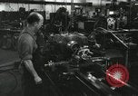 Standbild Machinist Drehmaschinen Glasfaser Pasadena California USA, 1958, aus Sekunde 23 historischem Filmmaterial Videoclip 65675023669