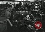 Standbild Machinist Drehmaschinen Glasfaser Pasadena California USA, 1958, aus Sekunde 28 historischem Filmmaterial Videoclip 65675023669