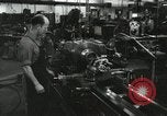 Standbild Machinist Drehmaschinen Glasfaser Pasadena California USA, 1958, aus Sekunde 29 historischem Filmmaterial Videoclip 65675023669
