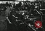 Standbild Machinist Drehmaschinen Glasfaser Pasadena California USA, 1958, aus Sekunde 30 historischem Filmmaterial Videoclip 65675023669