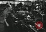 Standbild Machinist Drehmaschinen Glasfaser Pasadena California USA, 1958, aus Sekunde 31 historischem Filmmaterial Videoclip 65675023669