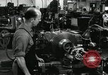 Standbild Machinist Drehmaschinen Glasfaser Pasadena California USA, 1958, aus Sekunde 32 historischem Filmmaterial Videoclip 65675023669