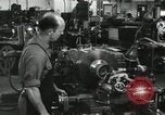 Standbild Machinist Drehmaschinen Glasfaser Pasadena California USA, 1958, aus Sekunde 33 historischem Filmmaterial Videoclip 65675023669