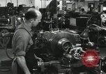 Standbild Machinist Drehmaschinen Glasfaser Pasadena California USA, 1958, aus Sekunde 34 historischem Filmmaterial Videoclip 65675023669
