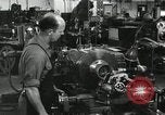 Standbild Machinist Drehmaschinen Glasfaser Pasadena California USA, 1958, aus Sekunde 35 historischem Filmmaterial Videoclip 65675023669