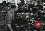 Standbild Machinist Drehmaschinen Glasfaser Pasadena California USA, 1958, aus Sekunde 37 historischem Filmmaterial Videoclip 65675023669