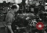 Standbild Machinist Drehmaschinen Glasfaser Pasadena California USA, 1958, aus Sekunde 39 historischem Filmmaterial Videoclip 65675023669