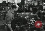 Standbild Machinist Drehmaschinen Glasfaser Pasadena California USA, 1958, aus Sekunde 40 historischem Filmmaterial Videoclip 65675023669