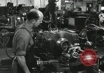 Standbild Machinist Drehmaschinen Glasfaser Pasadena California USA, 1958, aus Sekunde 41 historischem Filmmaterial Videoclip 65675023669