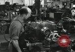 Standbild Machinist Drehmaschinen Glasfaser Pasadena California USA, 1958, aus Sekunde 42 historischem Filmmaterial Videoclip 65675023669