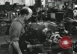 Standbild Machinist Drehmaschinen Glasfaser Pasadena California USA, 1958, aus Sekunde 44 historischem Filmmaterial Videoclip 65675023669