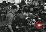 Standbild Machinist Drehmaschinen Glasfaser Pasadena California USA, 1958, aus Sekunde 45 historischem Filmmaterial Videoclip 65675023669