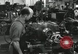 Standbild Machinist Drehmaschinen Glasfaser Pasadena California USA, 1958, aus Sekunde 46 historischem Filmmaterial Videoclip 65675023669