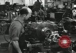 Standbild Machinist Drehmaschinen Glasfaser Pasadena California USA, 1958, aus Sekunde 47 historischem Filmmaterial Videoclip 65675023669