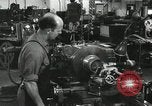 Standbild Machinist Drehmaschinen Glasfaser Pasadena California USA, 1958, aus Sekunde 48 historischem Filmmaterial Videoclip 65675023669