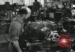 Standbild Machinist Drehmaschinen Glasfaser Pasadena California USA, 1958, aus Sekunde 49 historischem Filmmaterial Videoclip 65675023669