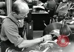 Standbild Machinist Drehmaschinen Glasfaser Pasadena California USA, 1958, aus Sekunde 51 historischem Filmmaterial Videoclip 65675023669