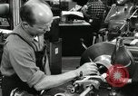 Standbild Machinist Drehmaschinen Glasfaser Pasadena California USA, 1958, aus Sekunde 52 historischem Filmmaterial Videoclip 65675023669