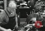 Standbild Machinist Drehmaschinen Glasfaser Pasadena California USA, 1958, aus Sekunde 54 historischem Filmmaterial Videoclip 65675023669