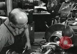 Standbild Machinist Drehmaschinen Glasfaser Pasadena California USA, 1958, aus Sekunde 55 historischem Filmmaterial Videoclip 65675023669