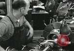 Standbild Machinist Drehmaschinen Glasfaser Pasadena California USA, 1958, aus Sekunde 56 historischem Filmmaterial Videoclip 65675023669