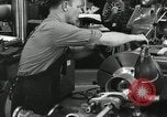 Standbild Machinist Drehmaschinen Glasfaser Pasadena California USA, 1958, aus Sekunde 57 historischem Filmmaterial Videoclip 65675023669