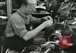 Standbild Machinist Drehmaschinen Glasfaser Pasadena California USA, 1958, aus Sekunde 58 historischem Filmmaterial Videoclip 65675023669